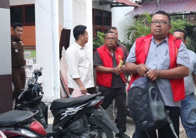 diduga_korupsi_rp14_m_paruhum_siregar_ditangkap_jaksa