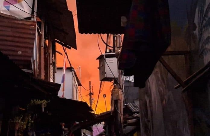 diduga_ledakan_charger_hp_picu_kebakaran_ratusan_rumah_di_manggarai