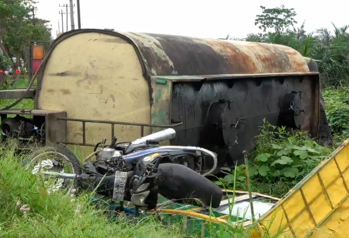 diduga_mabuk_tuak_supir_tanki_tabrak_parbetor_di_jalinsum_batu_bara