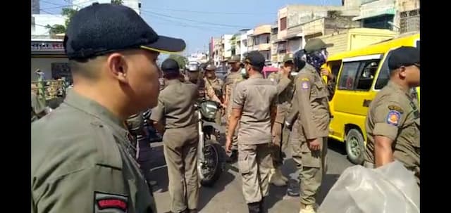 diduga_oknum_satpol_pp_pungli_lapak_pedagang_sukaramai_hingga_badan_jalan