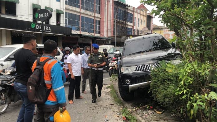 diduga_pedal_gas_lengket_mobil_mantan_ketua_dprd_simalungun_manjat_trotoar_di_jalan_gereja