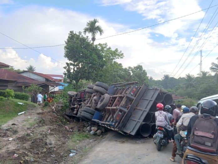diduga_rem_blong_truk_muatan_pipa_besi_terjatuh_di_jalinsum