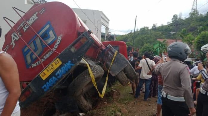 diduga_rem_blong_truk_tangki_air_tabrak_dua_pengendara_betor_di_sibolga_hingga_tewas