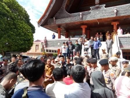 diduga_sediakan_wanita_malam_cafe_di_taput_mengaku_sudah_kantongi_izin