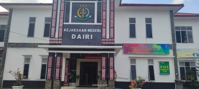 diduga_sekongkol_selewengkan_uang_negara_camat_dan_kades_diperiksa_di_kejari_dairi