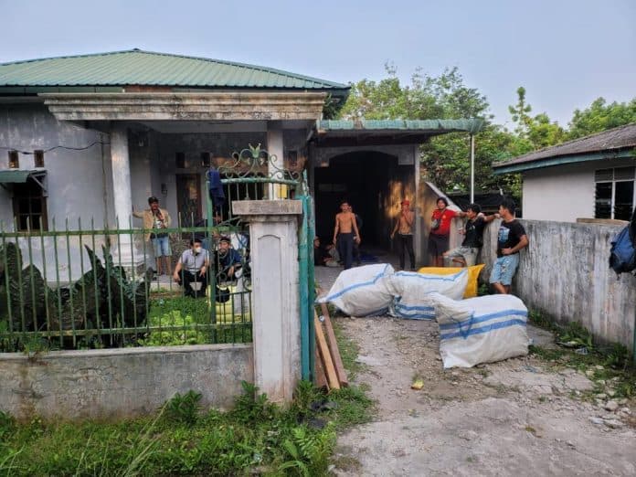 diduga_tanpa_dokumen_tim_gabungan_sita_243_balpres_pakaian_bekas_dari_kompleks_perumahan