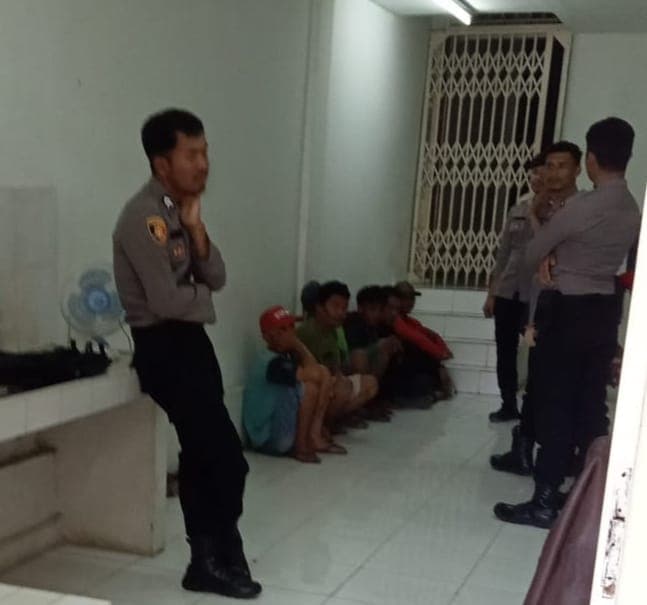 diduga_terlibat_narkoba_10_pria_di_dairi_ditangkap_dari_rumah_bertingkat