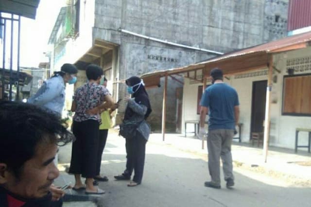 diduga_terpapar_corona_dinkes_gunungsitoli_periksa_kesehatan_seorang_pemuda