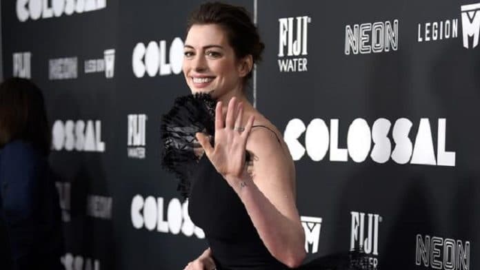 difabel_di_the_witches_anne_hathaway_saya_berutang_maaf_pada_anda_semua