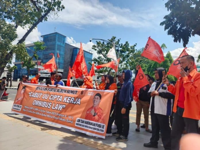 digeruduk_massa_pemprov_sumut_diminta_naikan_ump_umk_2025