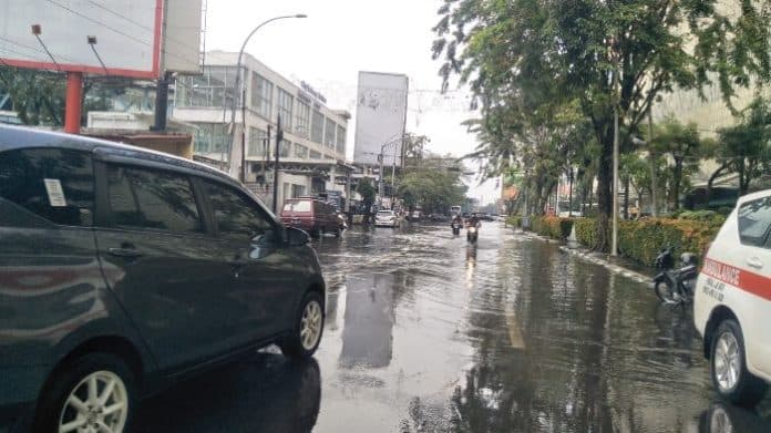 diguyur_hujan_beberapa_ruas_jalan_di_kota_medan_banjir