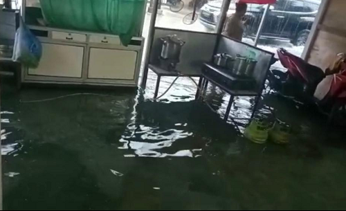 diguyur_hujan_deras_beberapa_titik_di_kota_medan_tergenang_banjir