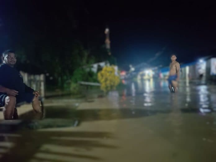 diguyur_hujan_deras_jalan_lintas_tapian_dolok_dan_ratusan_rumah_warga_terendam