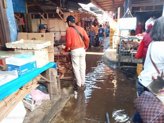 diguyur_hujan_deras_pasar_dwikora_siantar_digenangi_air