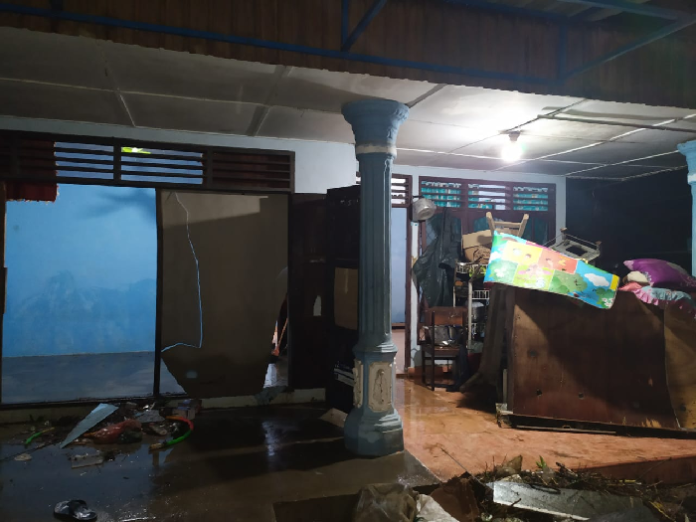 diguyur_hujan_deras_ratusan_rumah_di_purba_sari_terendam_banjir