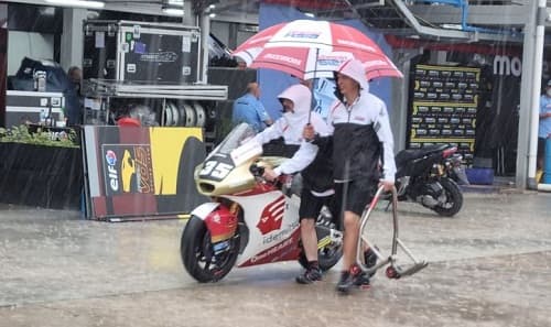 diguyur_hujan_deras_start_motogp_mandalika_ditunda