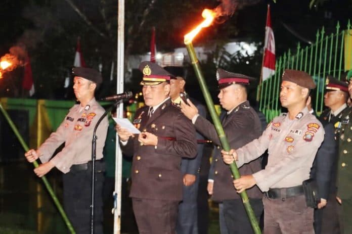 diguyur_hujan_kapolres_padangsidimpuan_tetap_pimpin_apel_kehormatan_renungan_suci