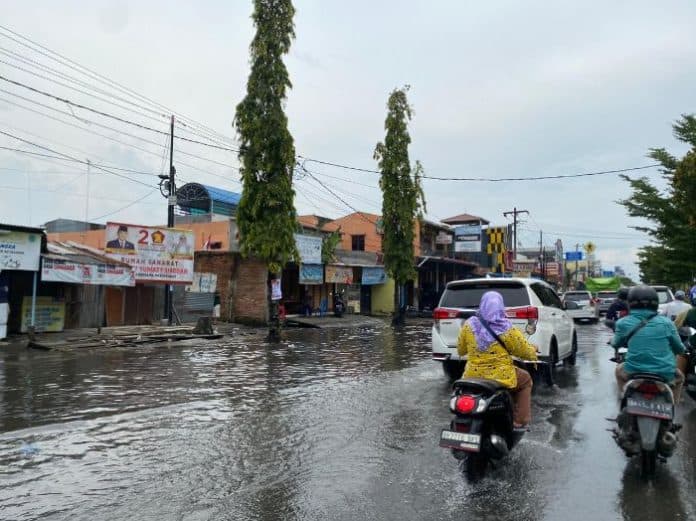 diguyur_hujan_sebentar_saja_jalan_di_kota_medan_spontan_banjir