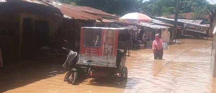 diguyur_hujan_sejumlah_ruas_jalan_dan_pemukiman_warga_tebing_tinggi_banjir