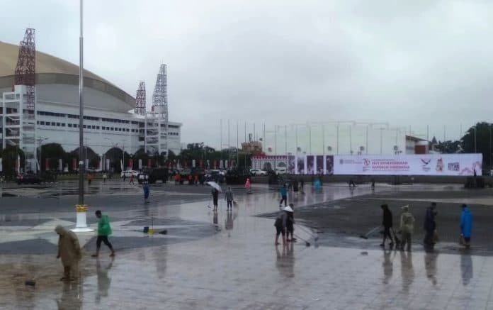 diguyur_hujan_upacara_hut_ri_ke_79_di_lapangan_astaka_pancing_tertunda