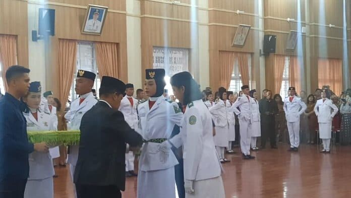 dihadapan_orang_tua_bupati_simalungun_kukuhkan_paskibraka_2023