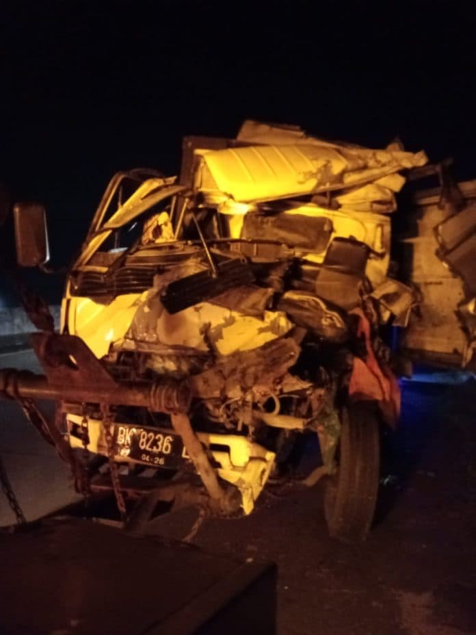 dihantam_truk_tronton_di_jalan_tol_supir_colt_diesel_kritis_dan_penumpang_tewas