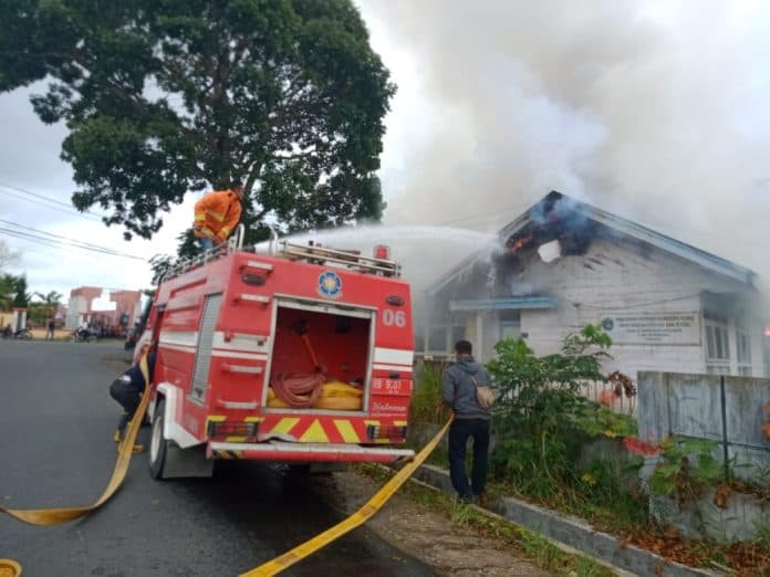 dihuni_orang_gila_asrama_dinsos_pemprovsu_di_dairi_terbakar