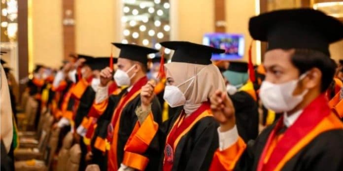 diikuti_sejumlah_perwira_mabes_polri_dan_kapolres_umsu_wisuda_2142_lulusan