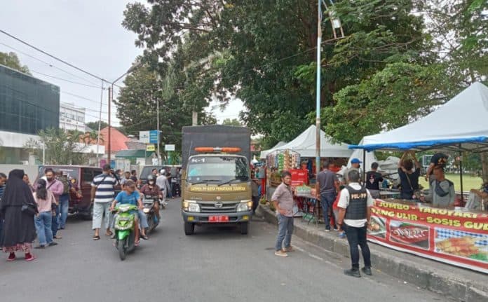diimbau_bongkar_lapak_sendiri_pedagang_imlek_fair_siantar_rugilah_kami_pak