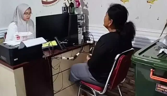 diimingi_uang_ibu_di_kuningan_ajak_anak_kandung_berhubungan_seks