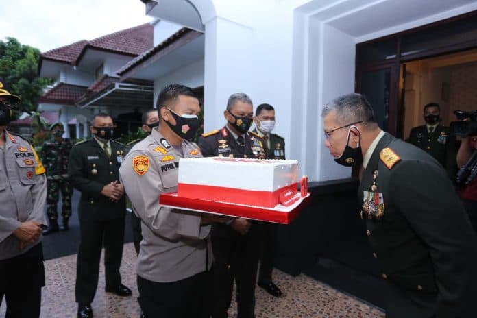 diiringi_marching_band_kapoldasu_antar_kue_ulang_tahun_ke_rumah_dinas_pangdam