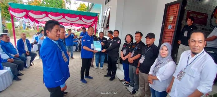 diiringi_mobil_demokrat_dahului_golkar_yang_tumpangi_becak_saat_mendaftar_ke_kpu