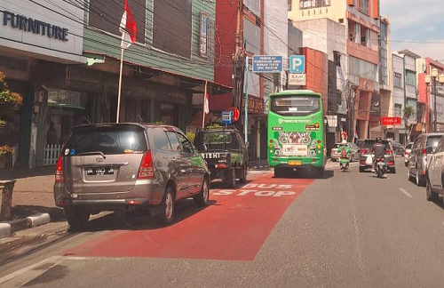dijadikan_lokasi_parkir_dishub_medan_diminta_tertibkan_jalur_trans_metro_deli