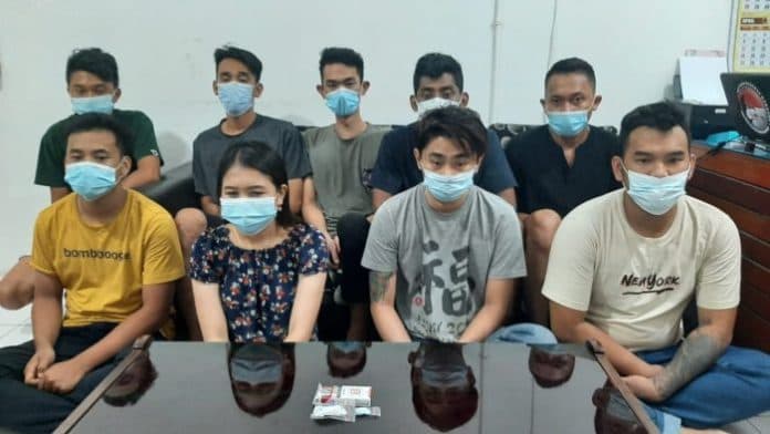 dikabari_ada_penari_sexy_karaoke_anda_siantar_digerebek_8_pria_dan_1_wanita_ditangkap