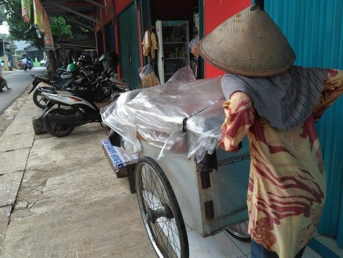 dikabarkan_positif_corona_tapi_ibu_penjual_pecal_itu_belum_terima_hasil_swab