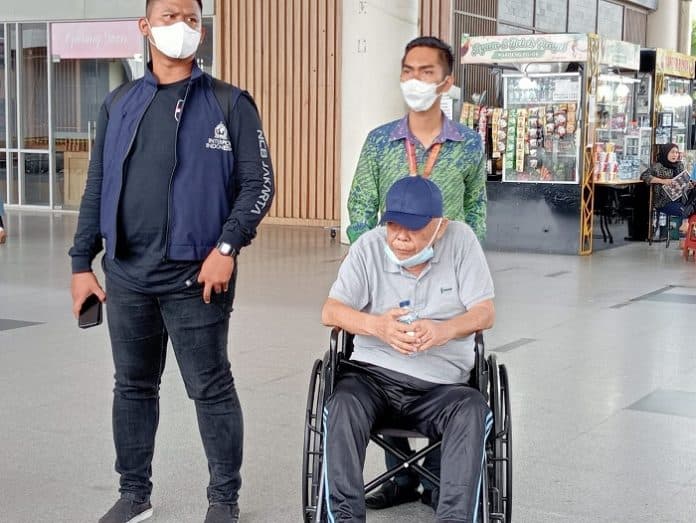 dikawal_petugas_interpol_dan_menumpangi_kursi_roda_atek_dpo_penipuan_kasus_tanah_tiba_di_knia