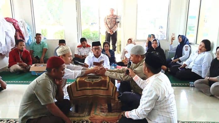 dikawal_polisi_yusuf_menikah_dengan_pujaan_hatinya_di_tahanan_polsek_indrapura