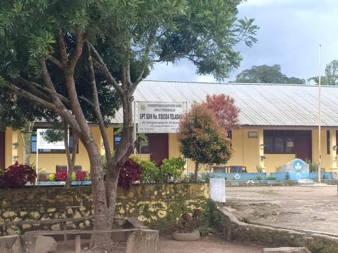 dikeluhkan_bangun_pagar_sd_negeri_di_dairi_bebankan_orangtua_siswa