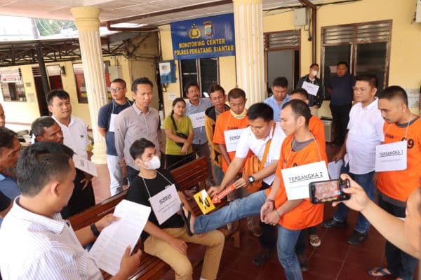 dikucilkan_tetangga_keluarga_korban_pembunuhan_secara_bersama_sama_di_siantar_pindah_domisili