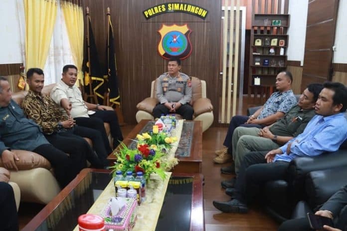 dikunjungi_bawaslu_kapolres_simalungun_sampaikan_komitmen_polri_sukseskan_pemilu_2024