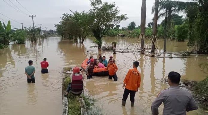 dilanda_banjir_warga_komplek_de_flamboyan_dievakuasi_pakai_perahu_karet