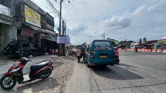 dilarang_menurunkan_penumpang_di_jalan_sm_raja_umkm_keluhkan_penurunan_omzet