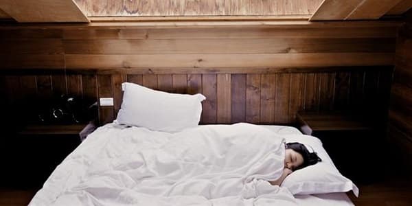 dilarang_tidur_tanpa_busana_saat_suhu_ekstrem
