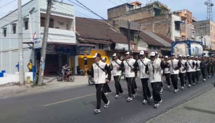 dilepas_wabup_kirab_api_pon_xxi_lintasi_labura