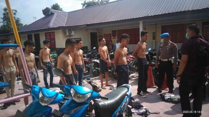 diliburkan_rombongan_pelajar_smp_di_medan_malah_nekat_konvoi_dan_coret_baju_sekolah