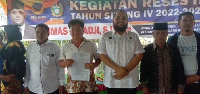dimas_tri_adji_serahkan_bantuan_sosial_bangun_masjid_al_ikhlas