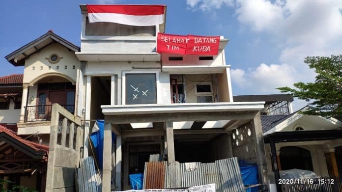 diminta_urus_imb_pemilik_rumah_mewah_pasang_spanduk_selamat_datang_tim_kuda