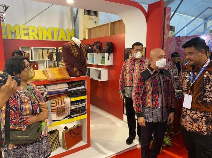 dinas_koperasi_promosikan_produk_unggulan_umkm_kota_medan_di_apeksi_padang