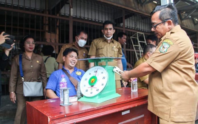 dinas_kumperdag_siantar_gelar_tera_ulang_gratis_di_pasar_horas