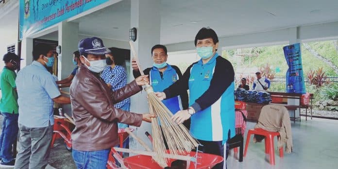 dinas_lh_sumut_dan_pt_japfa_gelar_clean_up_danau_toba